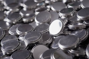 Masadaki tek kullanımlık büyük bir batarya grubuna yakın çekim.