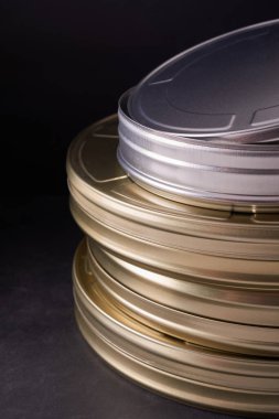 Siyah bir masanın üzerindeki bir grup film kutusunun yakın plan fotoğrafı.