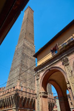 İtalya 'nın Bologna kasabasındaki Porta Ravegnana Meydanı' ndaki Garisenda Kulesi.