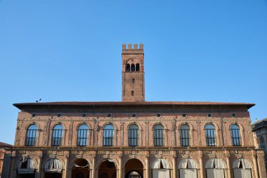 Podesta Sarayı ve İtalya 'nın Maggiore Meydanı' ndaki Arengo Kulesi.