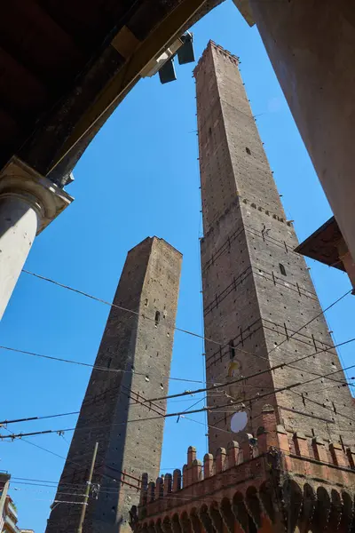 İtalya 'nın Bologna kasabasındaki Porta Ravegnana Meydanı' ndaki Asinelli ve Garisenda Kuleleri.