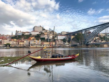 Portekiz 'in Porto şehrinde Doru Nehri' nde, Arkaplanda Binaları olan Kırmızı Tekne.