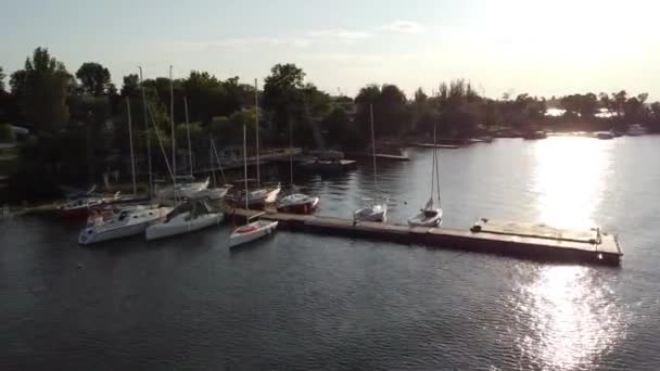 ウクライナのカーソン 2026年6月6日 カーソン近くのドニエプル川の桟橋で波の上で静かに揺れるヨットのビデオ 高品質のフルHd映像 — ストック動画
