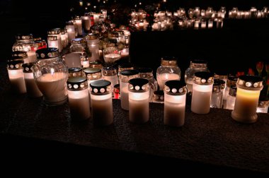 İsveç 'te mezarlıkta mum ışığı 5 Kasım 2022 Azizler Günü