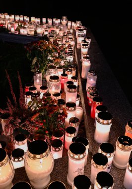 İsveç 'te mezarlıkta mum ışığı 5 Kasım 2022 Azizler Günü