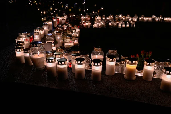 İsveç 'te mezarlıkta mum ışığı 5 Kasım 2022 Azizler Günü