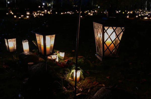 Sveç Mezarlıkta Mum Işığı Kasım 2022 Azizler Günü — Stok fotoğraf