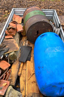 İsveç 'in geri dönüşümü için içi çöp dolu araba römorku 31 Ekim 2022