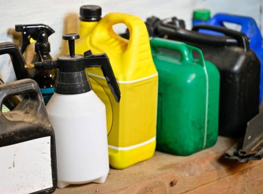 İsveç 2022 atölyesinde birkaç benzin bidonu duruyor.