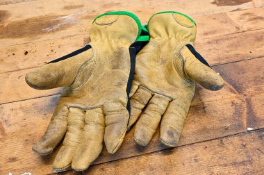 İsveç 2022 ahşap bankta bir çift çalışma eldiveni.