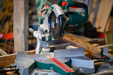 Bosch miter 'le atölye çalışması 31 Ekim 2022' de İsveç Kumla masasında görüldü.