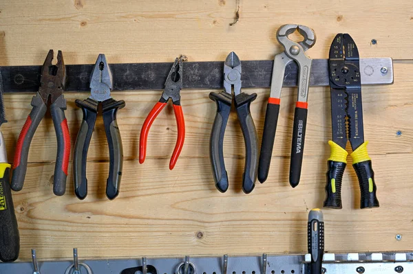 Εργαλεία Που Κρέμονται Στον Τοίχο Στο Εργαστήριο Στο Σπίτι Kumla — Φωτογραφία Αρχείου