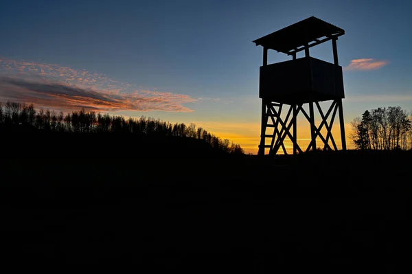 Силуэт Охотничьей Башни Закате Голубом Оранжевом Цветах Кумла Швеция Ноября — стоковое фото