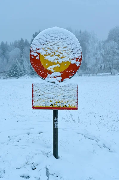Дорожные Знаки Покрыты Снегом Нечитабельны Возле Кумла Швеция Декабря 2022 — стоковое фото