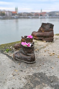 Budapeşte Macaristan, 24 Kasım 2022 İkinci Dünya Savaşı 'nda katledilen Yahudileri anmak için Tuna Bankası Anıtı' nda Ayakkabılar