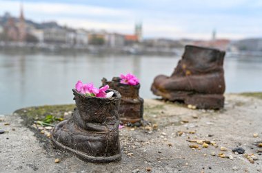 Budapeşte Macaristan, 24 Kasım 2022 İkinci Dünya Savaşı 'nda katledilen Yahudileri anmak için Tuna Bankası Anıtı' nda Ayakkabılar