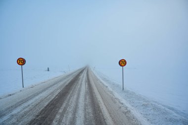 16 Aralık 2022 'de 70 Kumla İsveç' te hız sınırı olan sise giden yol