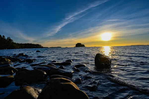 Ηλιοβασίλεμα Πάνω Από Την Παραλία Πέτρα Και Λίμνη Vattern Motala — Φωτογραφία Αρχείου