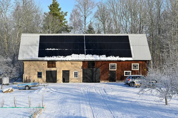 Panele Słoneczne Dachu Stodoły Zimowy Dzień Kumla Szwecja Luty 2023 — Zdjęcie stockowe