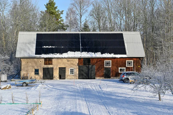 納屋の屋根の上の太陽電池パネル寒い冬の日クムラスウェーデン2月6 2023 — ストック写真