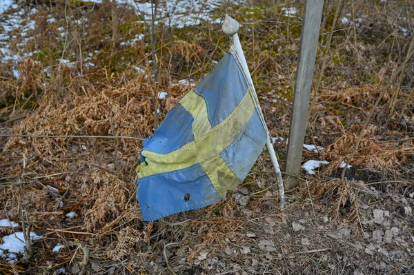 Малий Шведський Прапор Брудний Отворами Лісі Kumla Sweden April 2023 — стокове фото