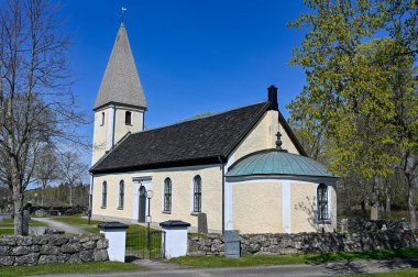 Norrbyas Kilisesi ve Orebro yakınında mavi gökyüzü Narke İsveç 9 Mayıs 2023