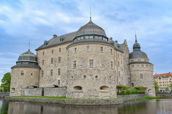 Orebro Castle ve Blackriver, Orebro City şehir merkezinde. Orebro İsveç 15 Mayıs 2023, bulutlu gökyüzü.