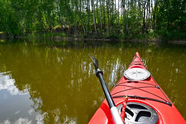 Caiaque Plástico Vermelho Pequeno Lago Hallabrottet Kumla Suécia 2023 Maio — Fotografia de Stock