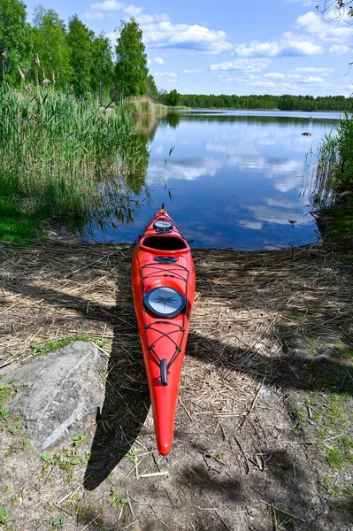 Caiaque Plástico Vermelho Terra Perto Belo Lago Kumla Suécia 2023 — Fotografia de Stock