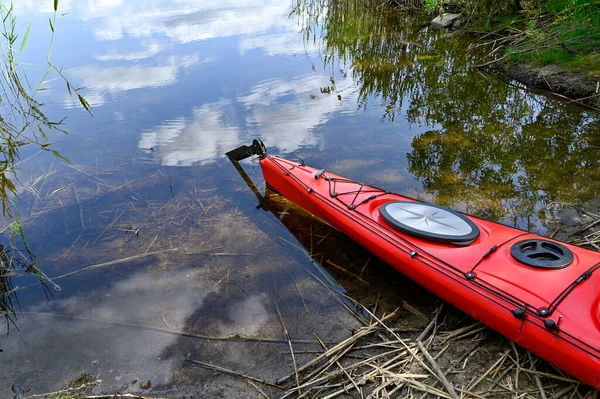 美しい湖クムラスウェーデンの近くの土地に赤いプラスチックカヤック5月31 2023 — ストック写真