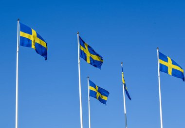 İsveç bayrağı bayrak direğinde ve açık mavi gökyüzü ulusal gün 6 Haziran 2023 Kumla İsveç