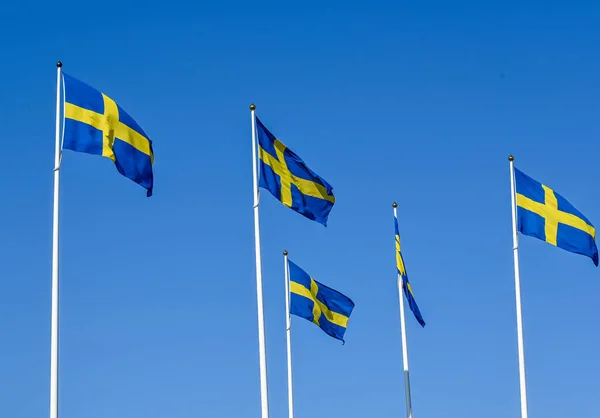 Σουηδική Σημαία Στύλο Σημαίας Και Καταγάλανο Ουρανό Την Εθνική Ημέρα — Φωτογραφία Αρχείου
