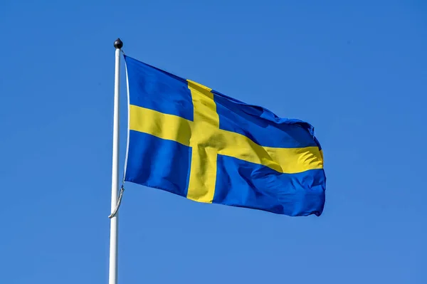 Švédská Vlajka Vlajkovém Stožáru Jasné Modré Nebe Národní Den Červen — Stock fotografie
