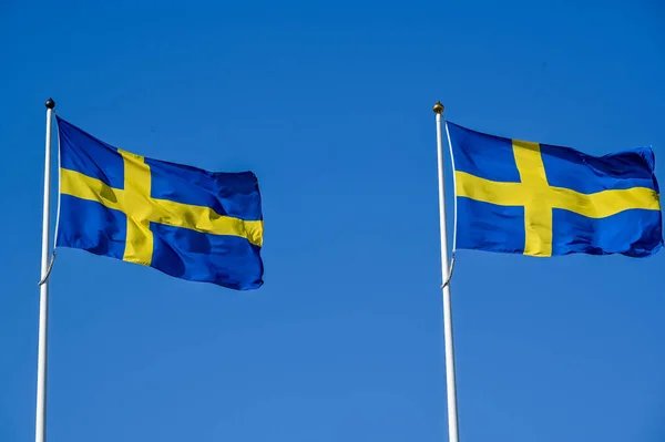 Σουηδική Σημαία Στύλο Σημαίας Και Καταγάλανο Ουρανό Την Εθνική Ημέρα — Φωτογραφία Αρχείου
