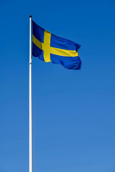 Bandera Sueca Asta Bandera Cielo Azul Claro Día Nacional Junio —  Fotos de Stock