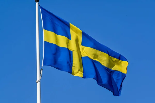 Bandera Sueca Asta Bandera Cielo Azul Claro Día Nacional Junio —  Fotos de Stock