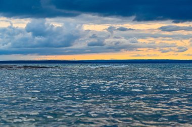 Gün batımı ve bulutlar Vattern Gölü üzerinde Motala İsveç 29 Haziran 2023