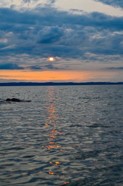Gün batımı ve bulutlar Vattern Gölü üzerinde Motala İsveç 29 Haziran 2023