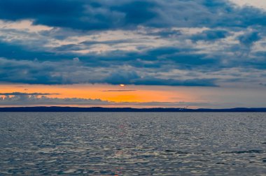 Gün batımı ve bulutlar Vattern Gölü üzerinde Motala İsveç 29 Haziran 2023