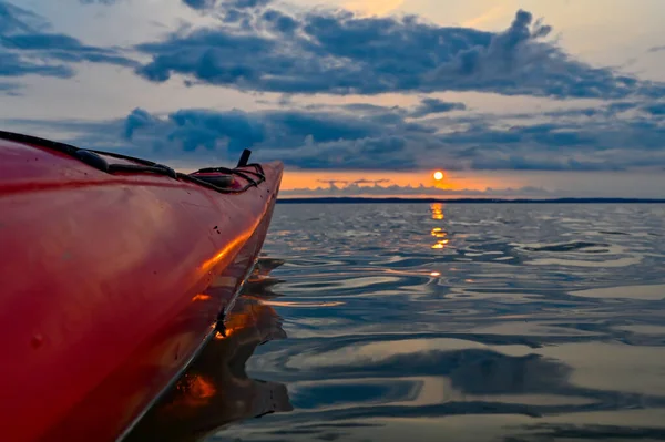Czerwony Kajak Pomarańczowym Zachodzie Słońca Nad Jeziorem Vattern Motala Szwecja — Zdjęcie stockowe