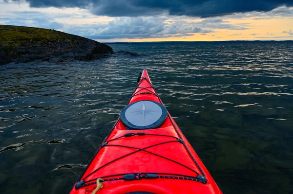 Kayak Rojo Naranja Puesta Sol Sobre Lago Vattern Motala Suecia — Foto de Stock