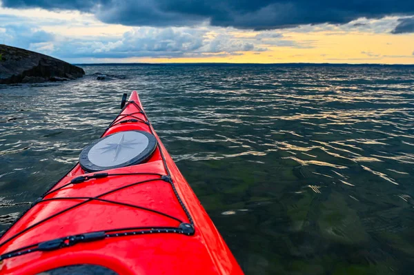 Kayak Rouge Coucher Soleil Orange Sur Lac Vattern Motala Suède — Photo