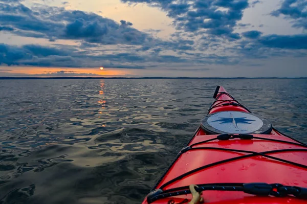 Червоний Байдарка Помаранчевому Захід Сонця Над Озером Ватерн Мотала Швеція — стокове фото