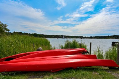 15 Temmuz 2023 'te Nykoping takımadalarına kırmızı kanoların üzerinden bakıyorum.