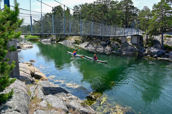 スウェーデンのシュテンドレン自然保護区の吊り橋の下に行く2つのカヤック2023年7月15日 — ストック写真