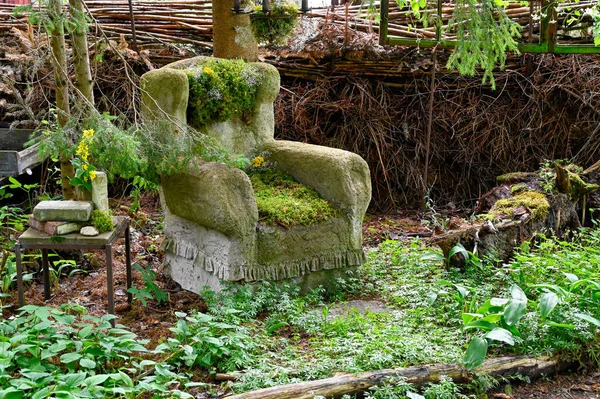 2023年7月16日 瑞典青苔丛生的花园里 站在室外的一把旧扶手椅上 — 图库照片