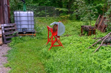 Yakacak odun için kırmızı dairesel testere 2 Ağustos 2023 'te kumla İsveç' te ayakta duruyor.