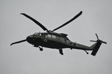 Sikorsky UH 60 Black Hawk gri gökyüzünde Orebro İsveç 9 Ağustos 2023