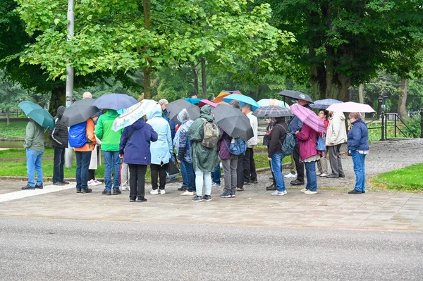 Group Tourists Umbrellas Rain Proofs Orebro Sweden August 2023 — Stock Photo, Image