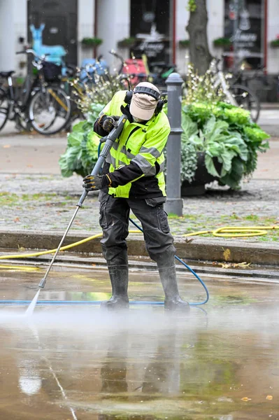 Mężczyzna Sprzątanie Kwadrat Myjki Ciśnieniowej Orebro Szwecja Sierpień 2023 Obrazek Stockowy